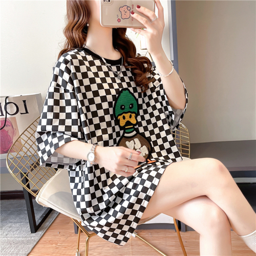 Real time color contrast checkerboard checkerboard short sleeve T-shirt women's Korean version 2022 spring and summer aging lazy wind backed medium and long top