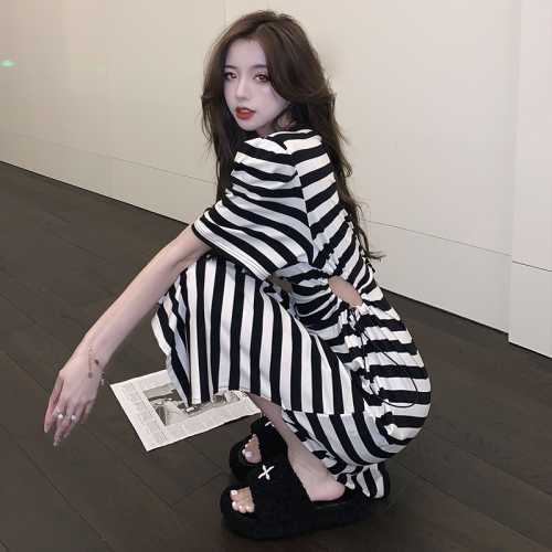 Real shot of the new summer design of the European station, striped contrast color, open waist, forked square neck dress, lazy