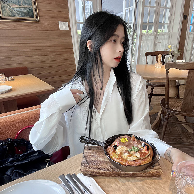 Real price 2022 summer solid color sunscreen lazy air versatile loose Lapel salt shirt women