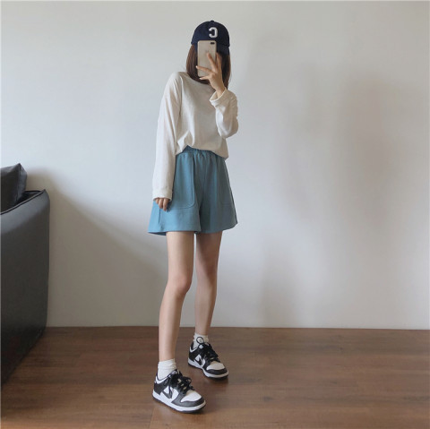 Casual solid color sports shorts women walking out of the street, high waist, thin, loose wide leg hot pants