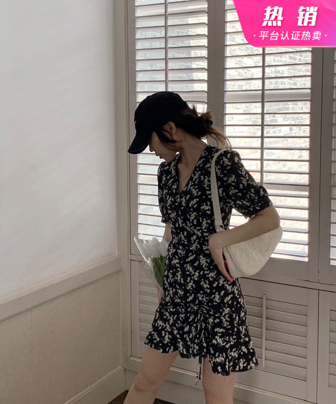 【WGWE】 法式氣質初戀V領碎花修身顯瘦連衣裙  1668#  PCZ