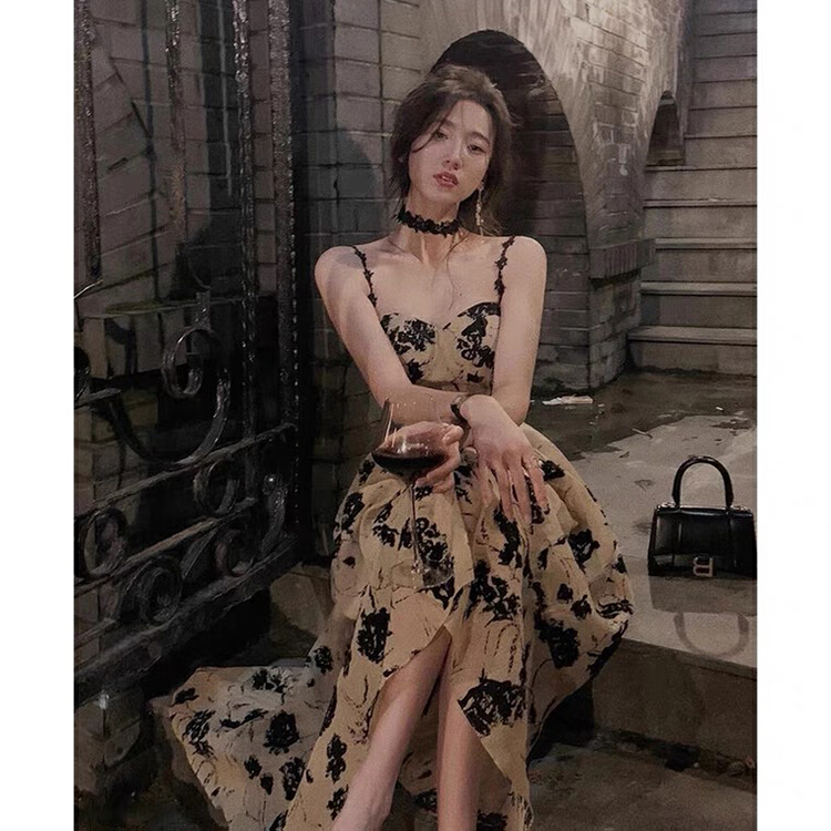 初夏上新!【L.L STUDIO】法式復古碎花吊帶收腰連衣裙(配項鍊可拆卸)  7626#  PCZ