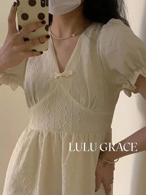 New in early summer! [Yingying new clothes] V-neck texture embossed sweet lace up bubble sleeve slim fitting dress 7128# Cl