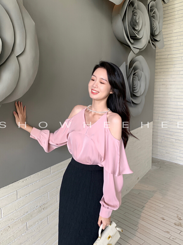 goods in stock! New year in early spring! [Xiu Xixi] Korean elegant ruffled off shoulder shirt (with detachable pearl chain) 7973# zxx