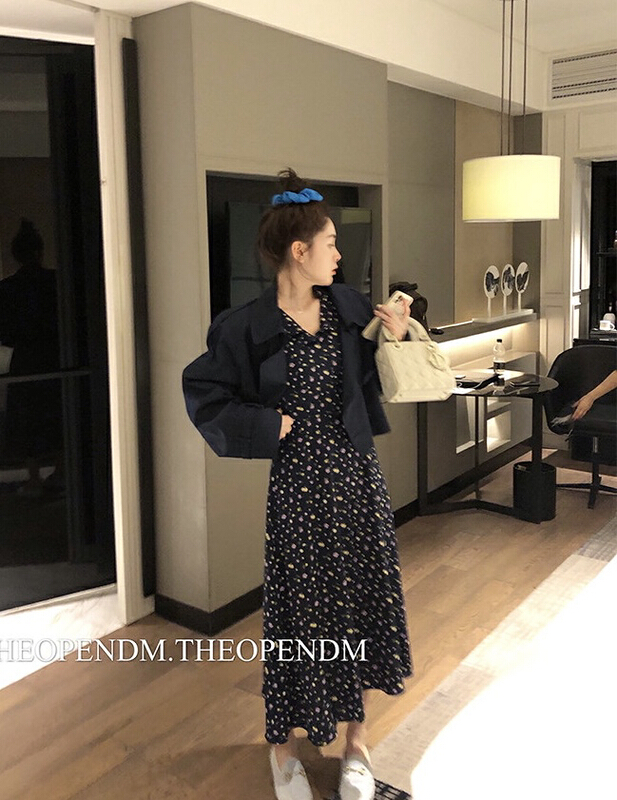 原價135.23! 早春上新！【Y.JIA 伊嘉】設計感短風衣外套+ｖ領碎花連衣裙套裝(只賣套裝)  YS2-6630#  PCZ