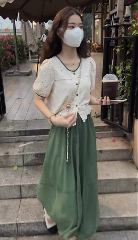 New in early summer! [Yingying new clothes] French retro hollow out embroidery foreign style contrast color single breasted blouse + high waist slim skirt suit 7295# Cl