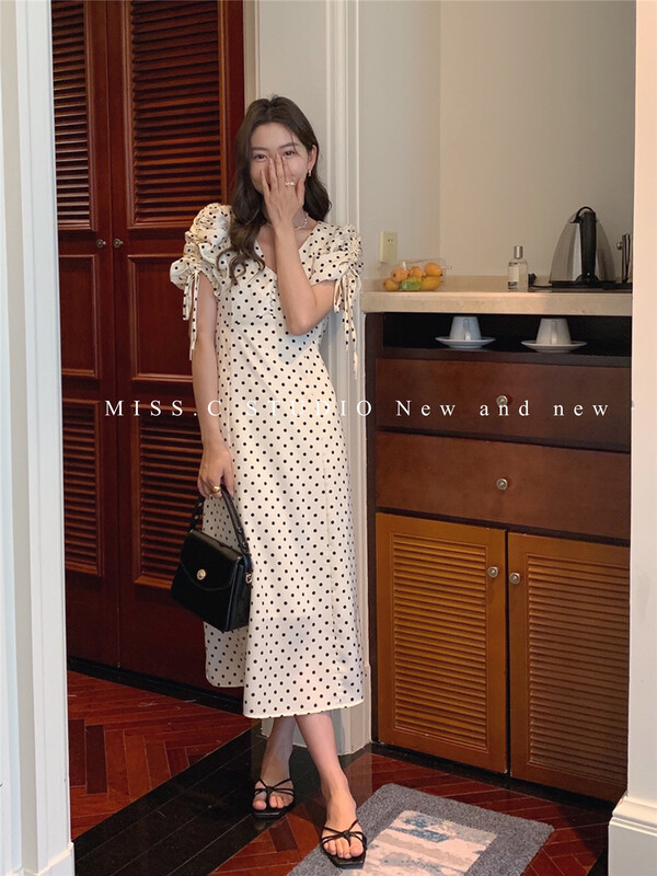 New in early summer! [miss. C studio] Hong Kong style retro wave point V-neck dress 999# zxx