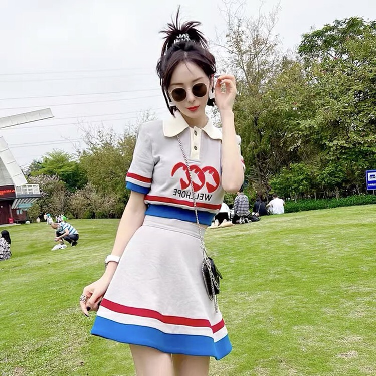 goods in stock! [yayirou] niche design short sleeved T-shirt + a swing contrast color skirt suit 5921# zyh