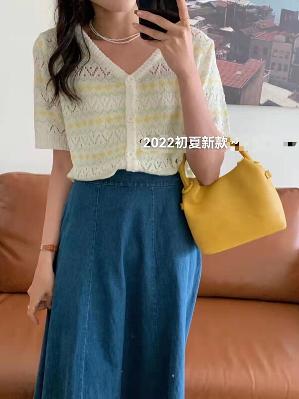 New in early summer! [city light] hollow out jacquard contrast color V-neck button loose knit 713# XJ