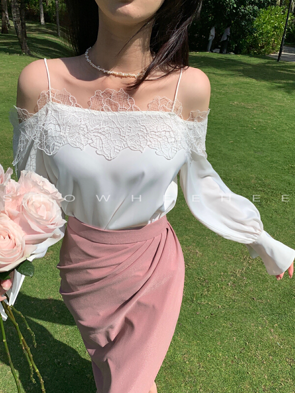New year in early spring! [Xiu Xixi] French elegant splicing lace suspender off shoulder shirt 7982\zxx