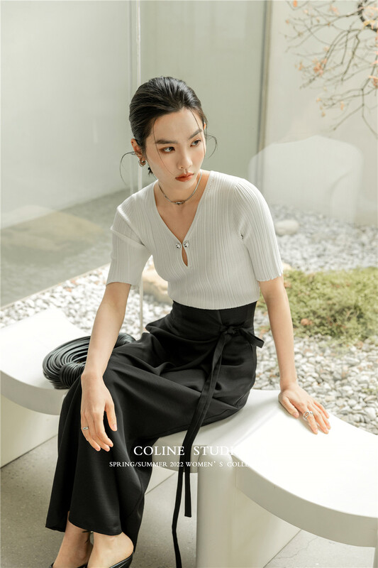 [Coline] V-neck hollow out comfortable Korean shirt c2132# hyy
