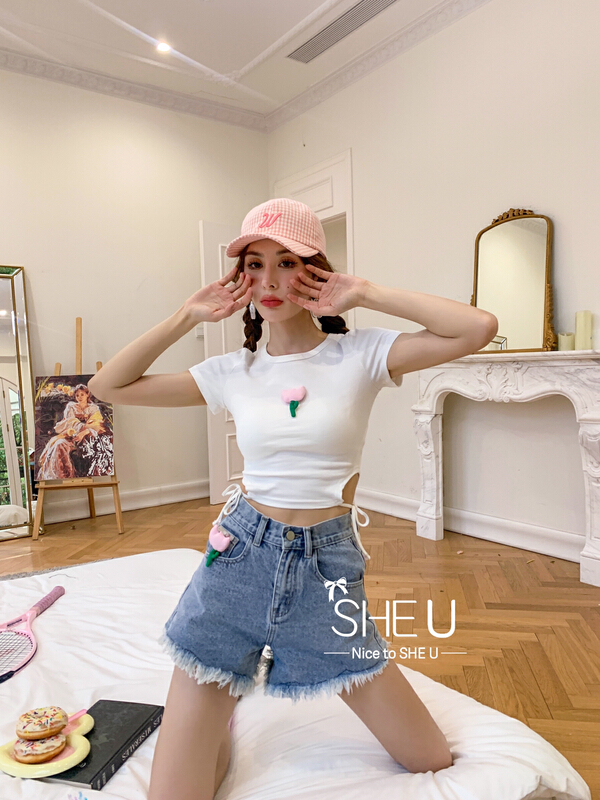 【SHE U】純欲系帶設計花朵裝飾短款短袖T恤(花朵不可拆)  C80129#  CQW