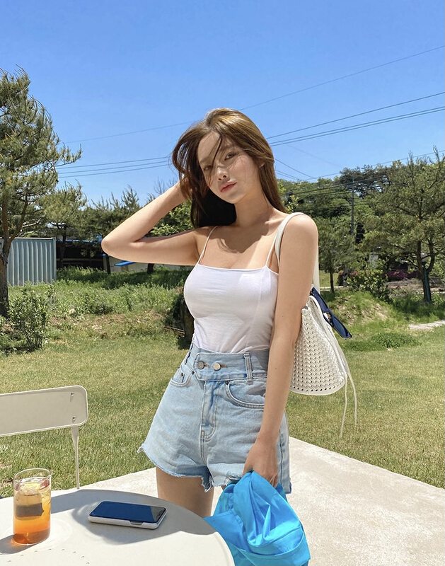 New in early summer! [savage] Korean version of foreign style high waist, two buttons, holes and rough edge denim shorts e6983# WPL