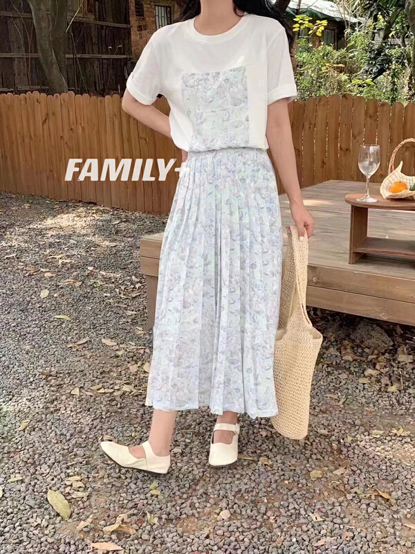 [family +] Korean pattern pasted short sleeved T-shirt + floral pleated skirt two piece suit 22363# ozq