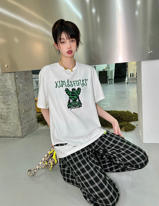 [Nancy] tiger handstand funny tiger letter embroidery design irregular holes in hem used short sleeve T-shirt bs6151# WPL