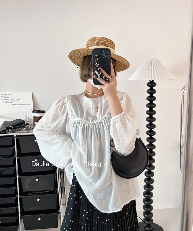 goods in stock! New year in early spring! [Dajia] Korean style round neck pearl stitching blouse 22195# CLS