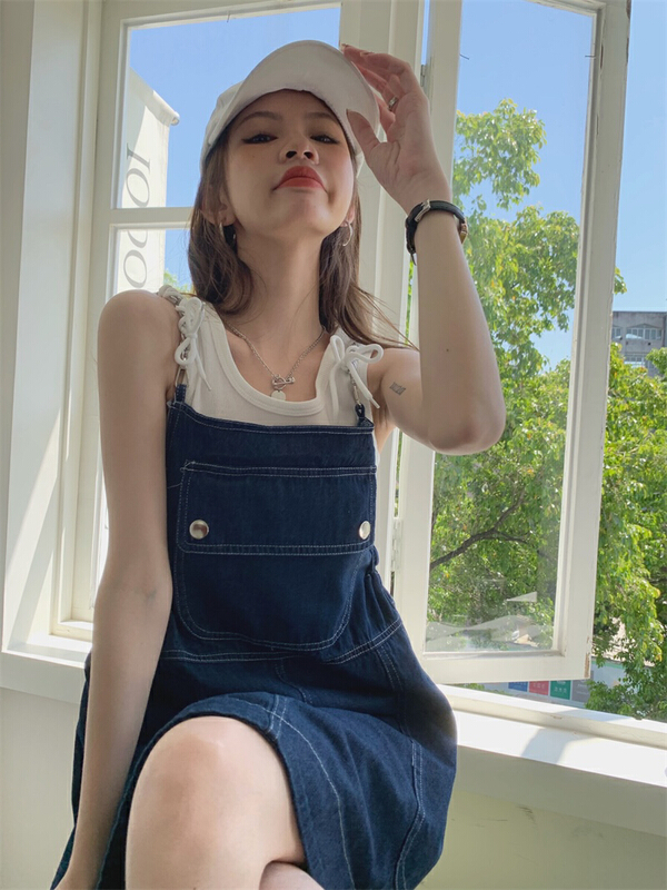 [timely rain] Han Feng ins retro age reduction playful design skinny denim strap skirt (excluding inner lap) 40119# WPL