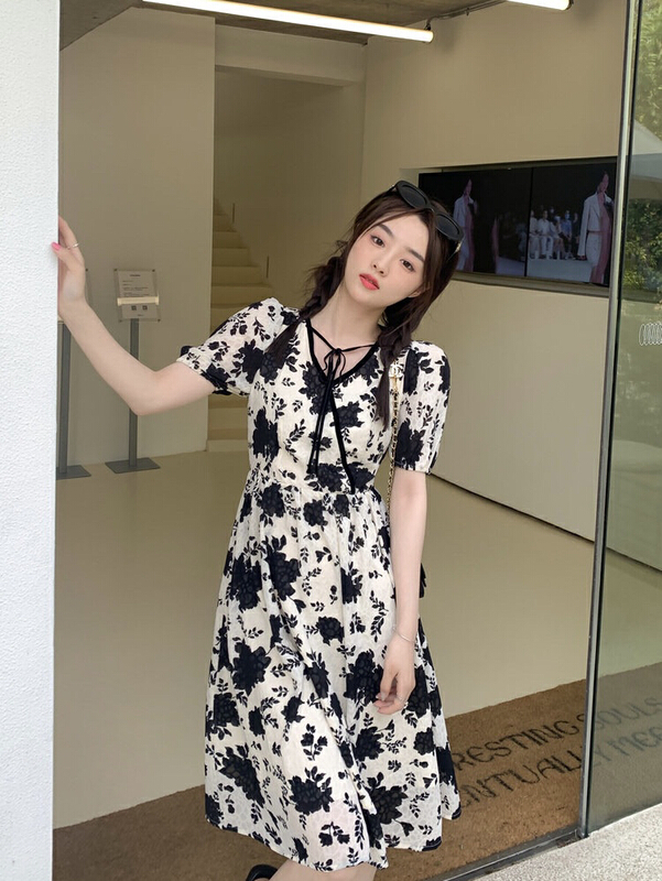 [savage] French retro V-neck lace up waist closing thin bubble sleeve dress e8130# WPL