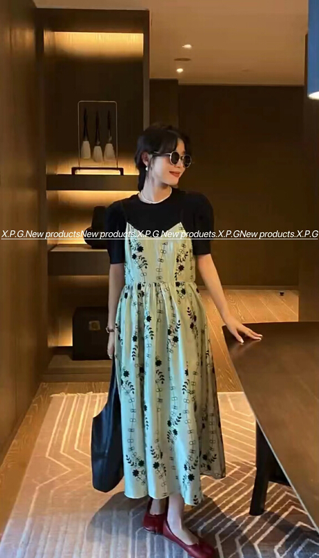 [x.p.g] Korean slim T-shirt + floral suspender skirt suit 21012# hjy