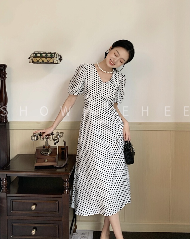 New in early summer! [Xiu Xixi] French retro beautiful back design wave point dress 8089# zxx