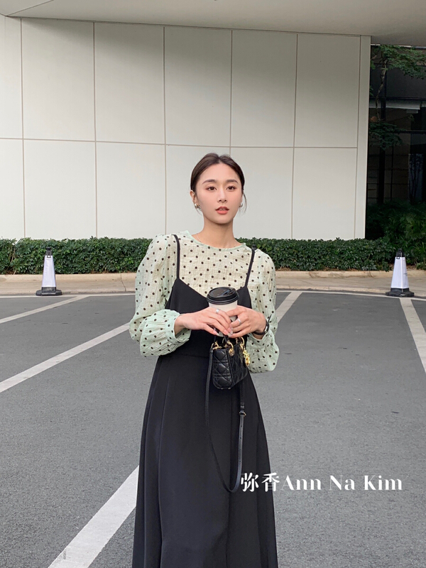 New year in early spring! [Mi Xiang] black Hepburn style suspender dress + round neck Polka Dot blouse set (with waist rope) 5069# hjy