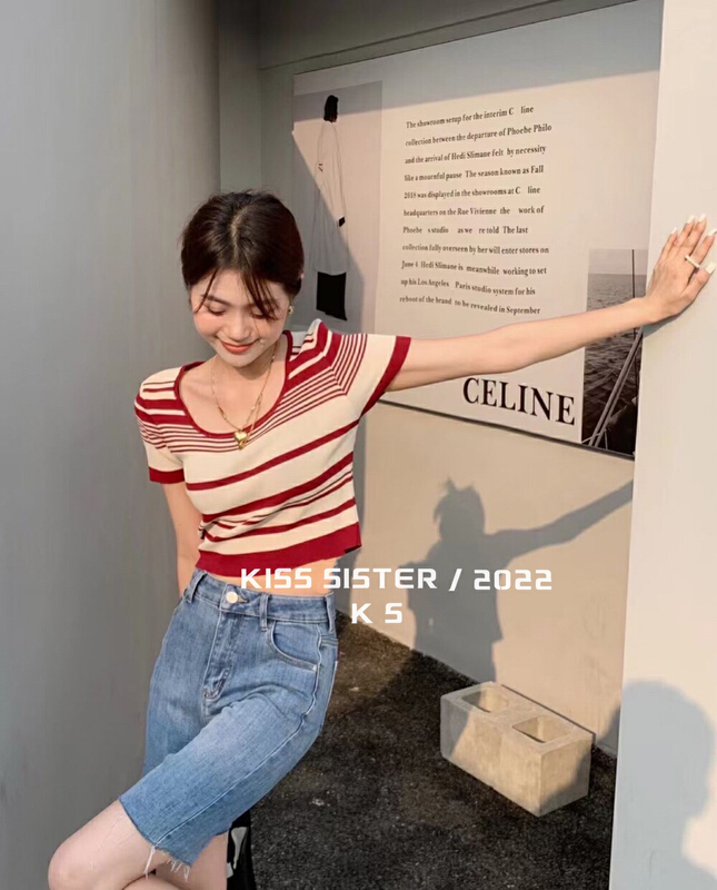 New in early summer! [kiss sister] sweet aging contrast stripe low round neck slim fitting short sleeve T-shirt 22m8009# ozq