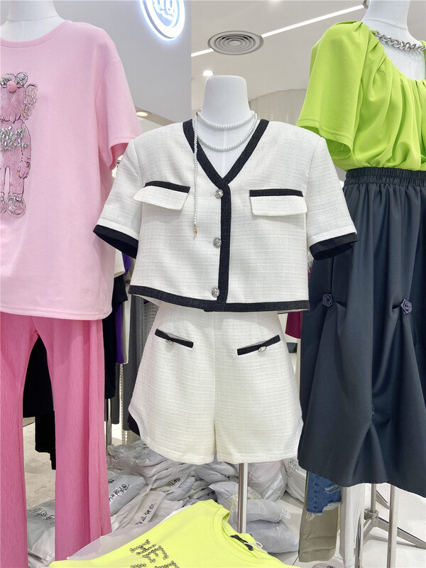 New in early summer! [Jun Jun] small fragrance temperament V-neck jacket + fashionable casual Shorts Set 667# CLS