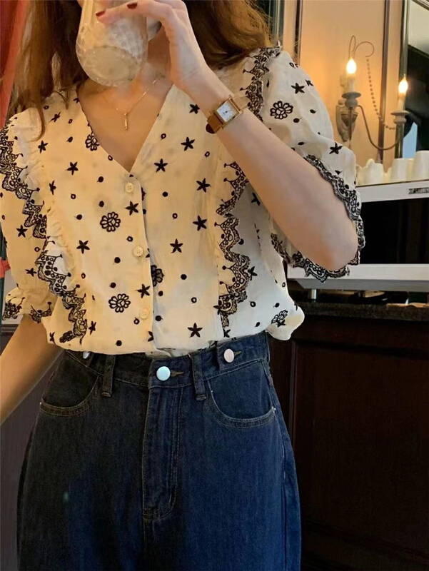 [timely rain] Han Feng ins retro heavy industry Embroidery Flower Ruffle V-neck shirt 07025# WPL