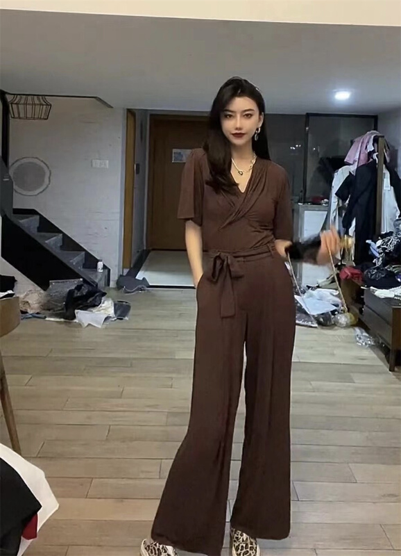 New in early summer! [nm. Girl] simple and versatile solid V-neck shirt + versatile basic comfortable casual pants set 20020# JJ