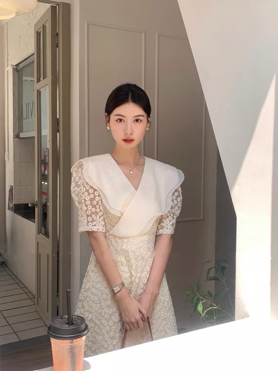 [come and see] French retro Little Daisy hook lace V-neck flounce full star super dress ys1-1118# JJ