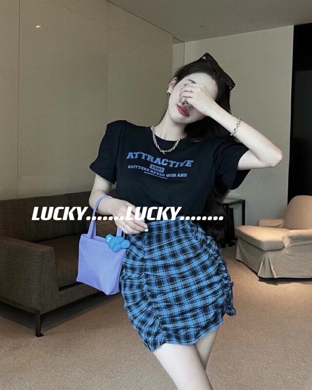 初夏上新!【LUCKY】簡約百搭印花短袖+韓系褶皺格子包臀裙褲套裝  8682#  ZXX