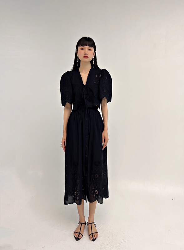 [d.two D2] niche hollowed out design blouse + high waist versatile skirt set 2206170# zxl