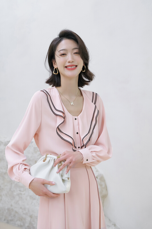 Early spring! [Hanna Hanna] French elegant simple contrast Ruffle V-neck shirt m8085# XJ
