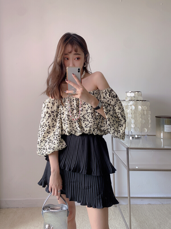 New in early summer! [Vanessa] design style pleated Decor off shoulder blouse 6149# ozq