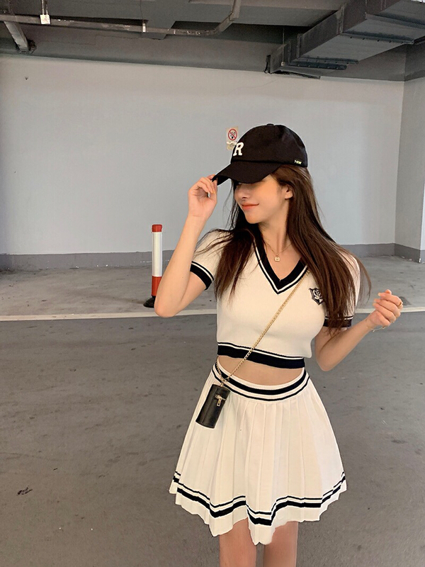 [Doudou family] college style sweet V-Neck Sweater + pleated skirt suit 88310# CLS