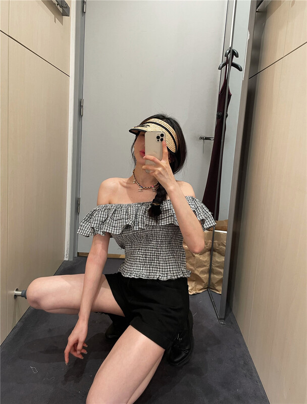 New in early summer! [Angel Yue] one line shoulder color matching age reducing shirt (excluding necklace) 089cy# LSL