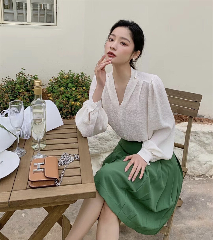 New year in early spring! [Hanna including that] fashionable V-neck shirt (with detachable chain) 8131# XJ