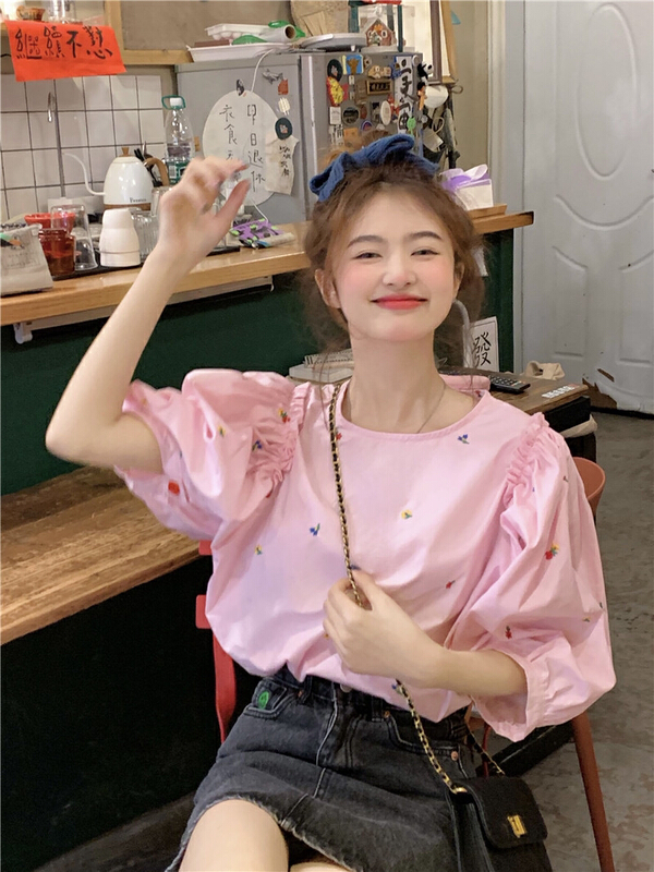 New in early summer! [timely rain] Han Feng ins sweet and lovely heavy industry embroidered fungus edge blouse 99903# WPL