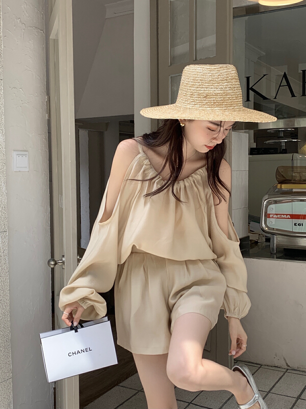 [timely rain] Hanfeng ins neck hanging off shoulder loose sunscreen Top + high waist versatile shorts two-piece suit 0174# WPL
