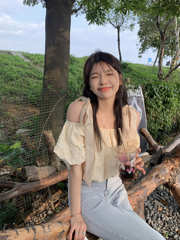 現貨!初夏上新!【及時雨】韓風ins甜美減齡系帶設計感一字肩泡泡袖小衫(只賣小衫)  99913#  WPL