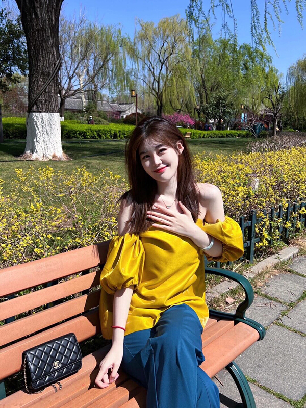 [x · h studio] slotted neck off shoulder gold shirt 1075# ozq