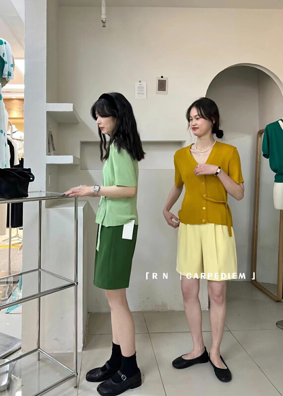 [R n] Korean V-neck diagonal buckle design, versatile personalized short sleeved knitted cardigan 80656# ll
