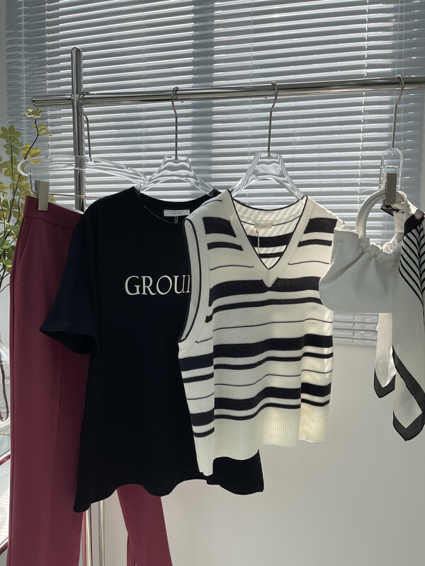 New year in early spring! [C oni] Korean striped V-neck Pullover vest (only selling vest) c332-26233# lwy