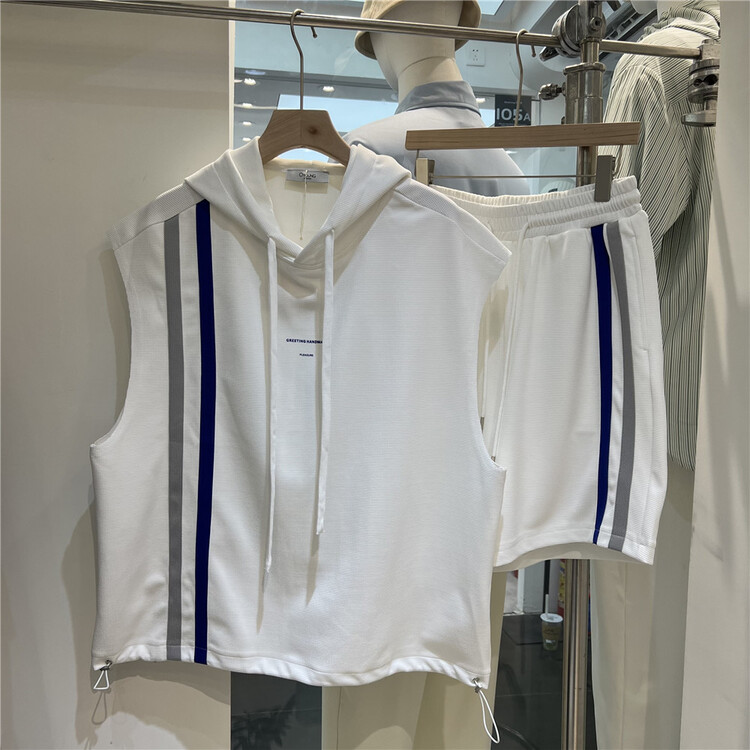 New in early summer! [young] hooded Pullover Vest + color matching casual shorts two piece suit 1056-1# ZZL