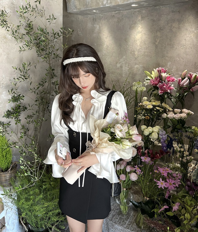 早春上新!【LINNA】荷葉邊氣質喇叭袖襯衫+小香風雙排扣背帶裙套裝  1530#  ZXX