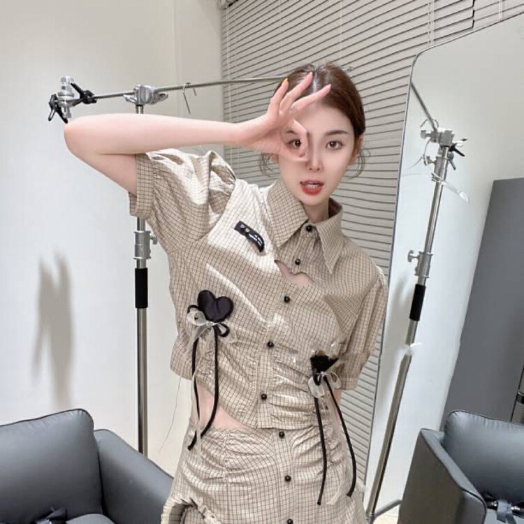 New in early summer! [Huaxi] Korean version sweet wind bow shirt + high waist slim love design Skirt Set (with detachable Brooch) 8900# PCZ