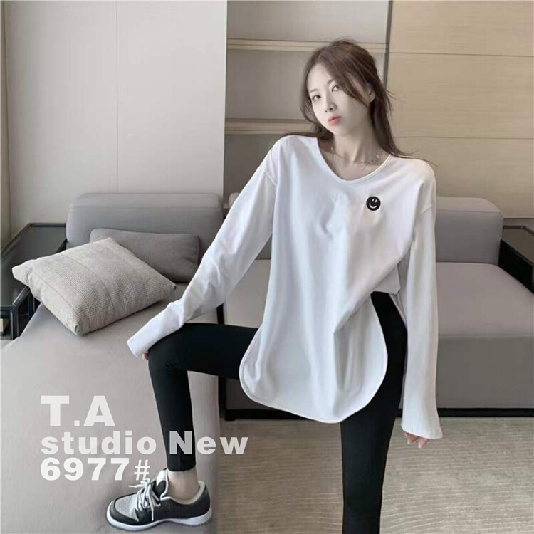 New year in early spring! [TA +] Korean round neck loose smiling face embroidery design sense long sleeve T-shirt 6977# XYY