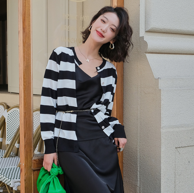 New year in early spring! [Hanna Hanna] black and white stripe button knit cardigan 6359# XJ