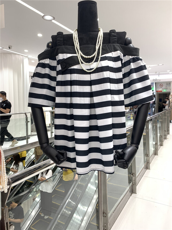 【 small vegetable seedlings 】 off shoulder striped temperament small shirt (only selling small shirts) 8509# lwy