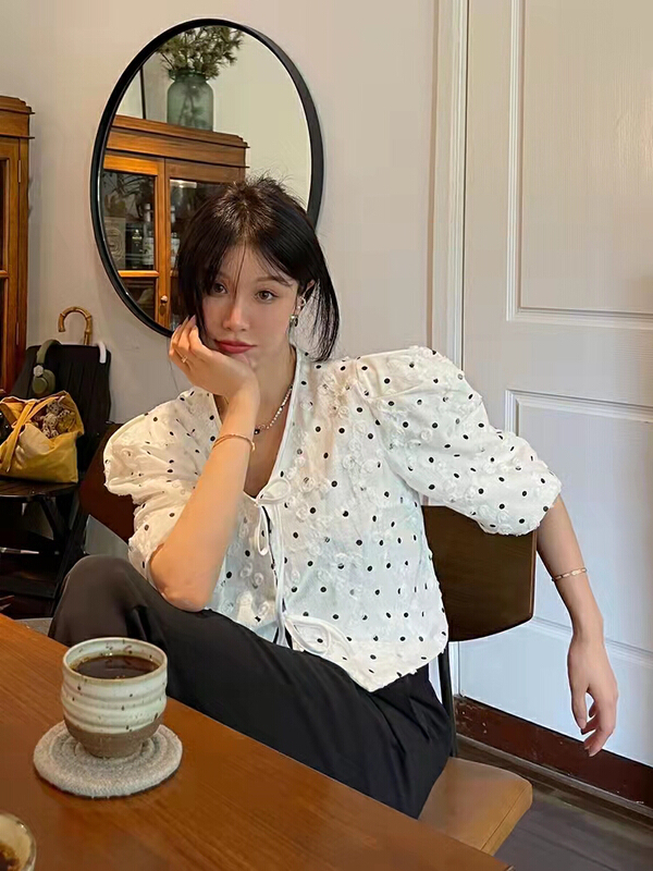 New in early summer! [ISO Korean] niche design sense lace up short temperament bubble sleeve shirt 66061# hjy